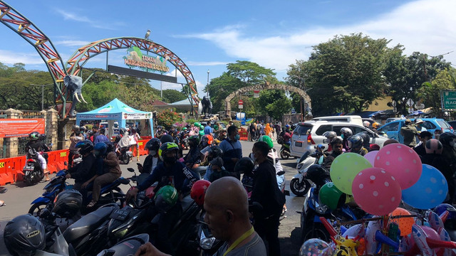 Pengunjung padati gerbang masuk Taman Margasatwa Ragunan H+2 Lebaran. Foto: Andreas Ricky Febrian/kumparan