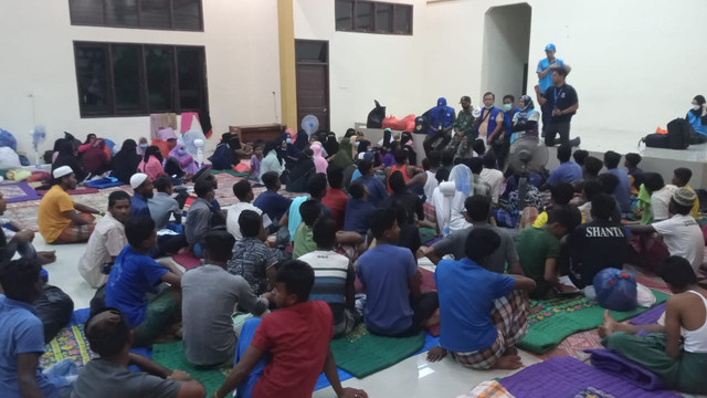 Pengungsi Rohingya sementara ditempatkan di Gedung Serbaguna Kecamatan Jangka, Bireuen. Foto: Dok. Yayasan Geutanyoe