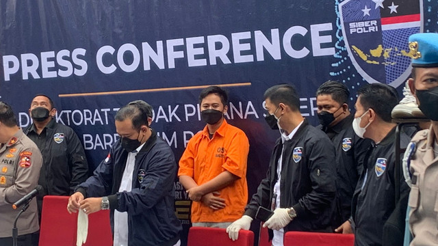 Doni Salmanan mengenakan baju tahanan saat dihadirkan dalam koferensi pers di Bareskrim Polri, Jakarta, Selasa (15/3/2022). Foto: Nugroho GN/kumparan