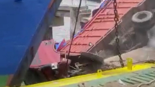 Truk tujuan Pulau Simeulue tercebur ke laut di Pelabuhan Penyeberangan Meulaboh, Aceh Barat, Rabu (6/4). Foto: tangkapan layar video