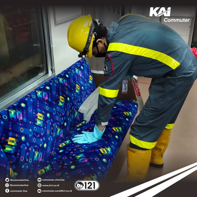 Petugas mencabut aturan jaga jarak. Foto: Twitter/@CommuterLine