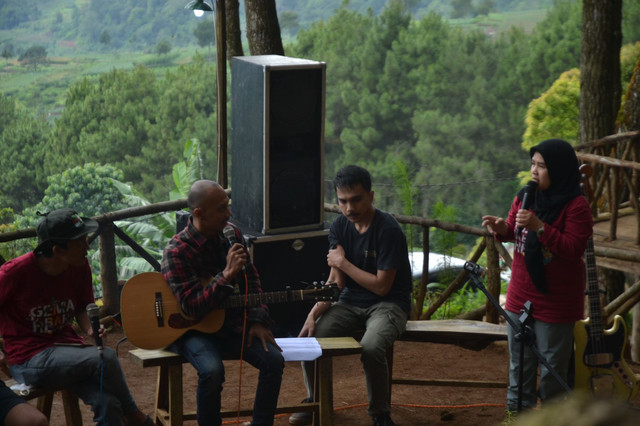 Sejumlah aktivis lingkungan bersama musisi saat berdialog soal lingkungan dan alam di kawasan Taman Nasional Gunung Ciremai, Kabupaten Kuningan, Jabar. (Andri)