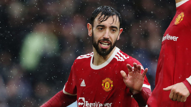 Pemain Manchester United Bruno Fernandes merayakan gol keduanya saat melawan Leeds United di Elland Road, Leeds, Inggris, pada 20 Februari 2022. Foto: Russell Cheyne/Reuters