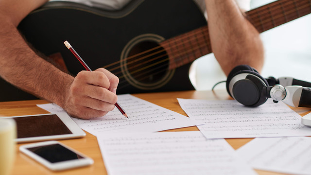 Ilustrasi menulis lagu. Foto: Dragon Images/Shutterstock