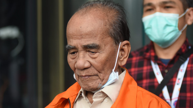 Mantan Gubernur Riau periode 2014-2019 Annas Maamun (kiri) berjalan menuju mobil tahanan usai menjalani pemeriksaan perdana di Gedung Merah Putih KPK, Jakarta, Rabu (6/4/2022).  Foto: Indrianto Eko Suwarso/ANTARA FOTO