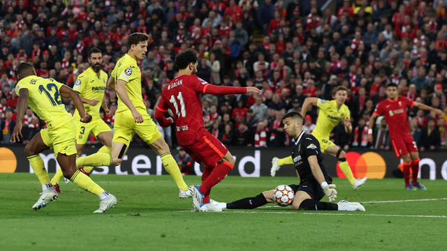 Pemain Liverpool Mohamed Salah duel dengan Geronimo Rulli dari Villarreal saat pertandingan Semi Final Liga Champions Leg Pertama di Anfield, Liverpool, Inggris. Foto: Phil Noble/Reuters