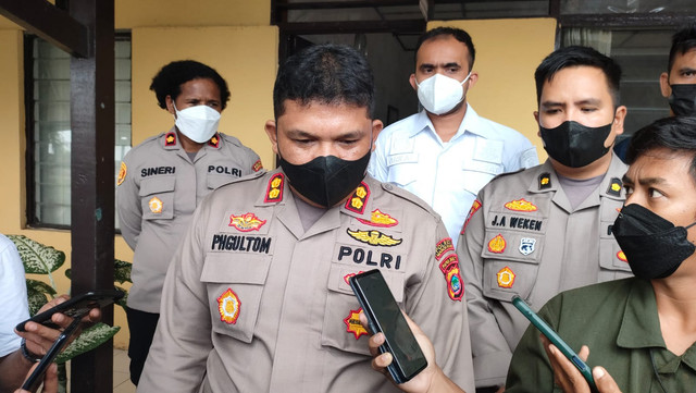 Kapolres Manokwari, AKBP Parasian Herman Gultom didampigi Wakapolres Kompol Agustina Sineri, Kasat Reskrim Iptu Arifal Utama dan Kabag Ops, Kompol Junaidi Wekken di mapolres Manokwari