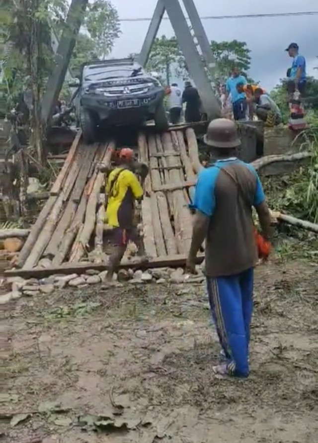 Tampak jembatan darurat dengan kondisi ala kadarnya untuk menghubungkan jalan ke Distrik Sausapor dan sekitarnya.