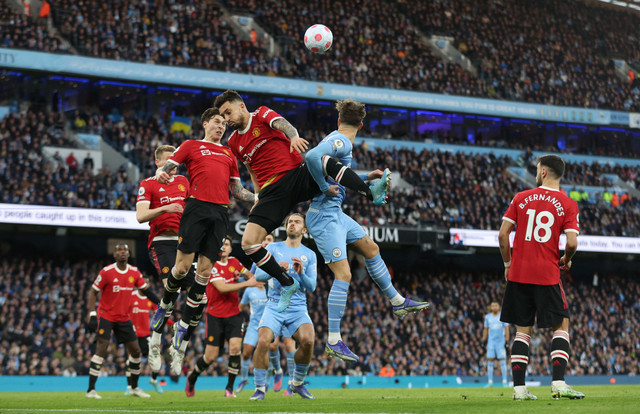 Pemain Manchester United Victor Lindelof dan Alex Telles duel dengan John Stones dari Manchester City pada pertandingan Liga Inggris di Stadion Etihad, Manchester, Inggris. Foto: Carl Recine/Reuters