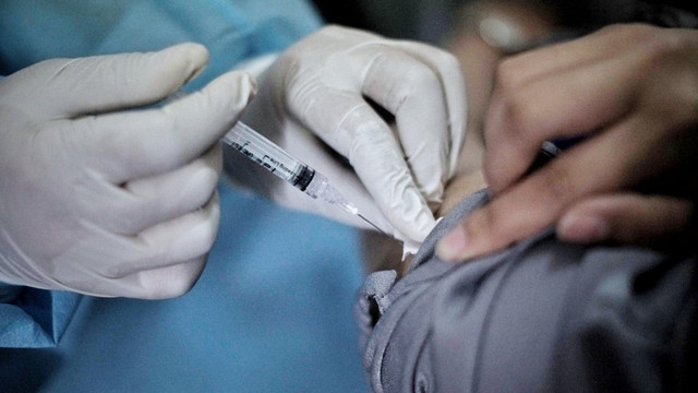 Suasana vaksinasi booster di halaman Masjid Istiqlal Jakarta, Selasa (5/4/2022). Foto: Jamal Ramadhan/kumparan