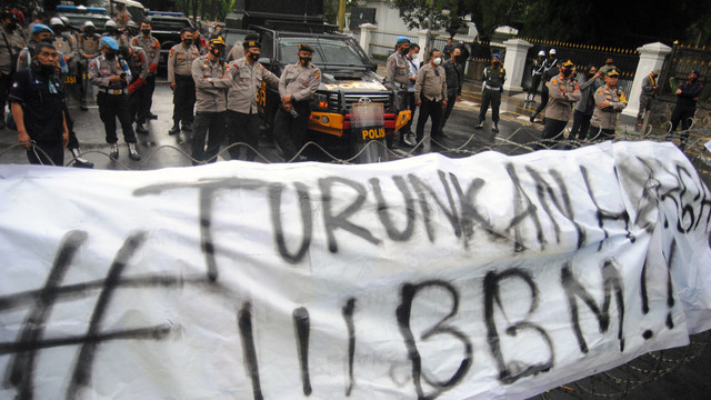 Sejumlah personel kepolisian berjaga di depan kawat berduri saat unjuk rasa Badan Eksekutif Mahasiswa (BEM) Bogor Raya di depan Istana Kepresidenan, Bogor, Jawa Barat, Jumat (8/4/2022). Foto: Arif Firmansyah/ANTARA FOTO
