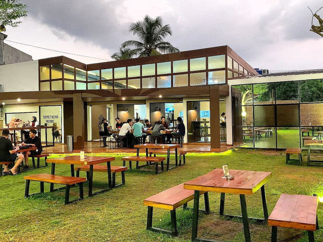 Suasana spot tempat duduk outdoor yang ada di Moore coffee and pastry Bandar Lampung, Rabu (6/4) | Foto : Sidik Aryono/Lampung Geh