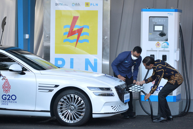 Presiden Jokowi dan Dirut PLN Darmawan Prasodjo meresmikan Stasiun Pengisian Kendaraan Listrik Umum (SPKLU) Ultra-Fast Charging. Foto: ANTARA FOTO/Fikri Yusuf