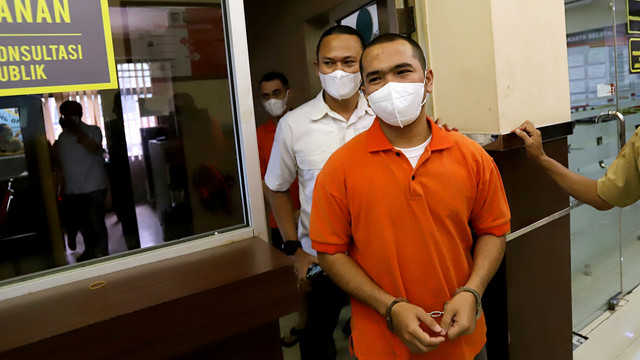 Selebgram sekaligus pemilik gerai PS Store, Putra Siregar saat dihadirkan terkait kasus penganiayaan, di Polres Jakarta Selatan, Rabu (13/4/2022). Foto: Ronny