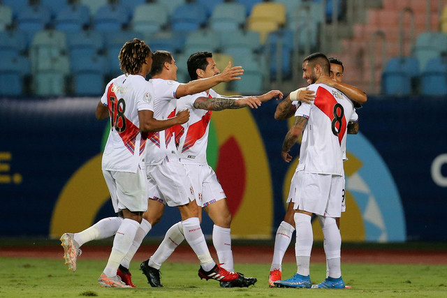 Selebrasi pemain Peru usai mencetak gol ke gawang Kolombia pada pertandingan lanjutan Copa America 20021 di Estadio Olimpico, Goiania, Brasil. Foto: Diego Vara/REUTERS