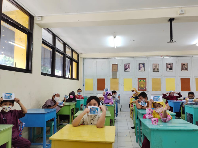 Kegiatan berbagi anak-anak melalui amplop peduli