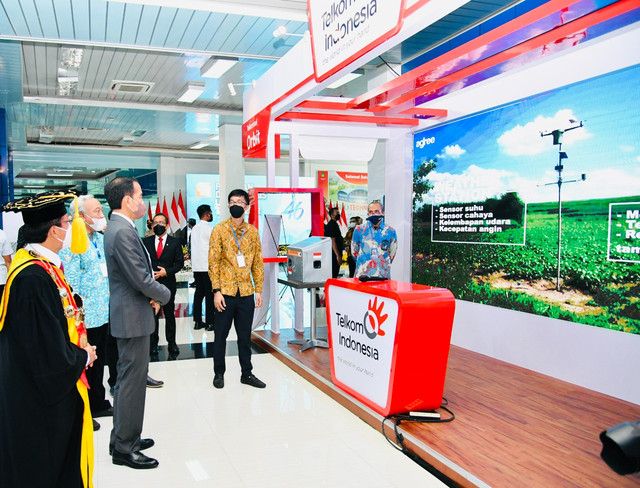 Kunjungan Presiden RI, Joko Widodo ke pameran di Solo Techno Park untuk menyaksikanberbagai produk dan layanan unggulan Telkom. Dok. Telkom (Fotografer: Laily Rachev, Biro Sekretrariat PersPresiden).