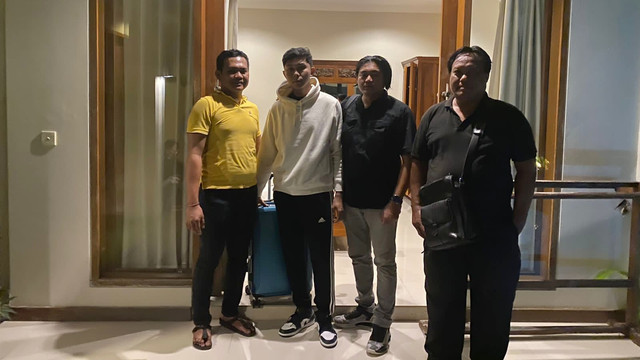 Sosok Brian Edgar Nababan (kedua dari kiri) tersangka kasus Binomo. Foto: Dok. Istimewa