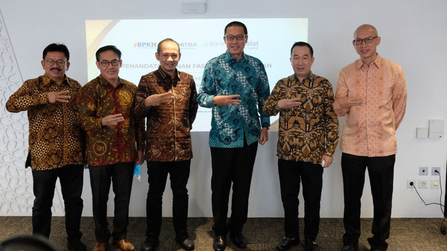 Pengesahan Perjanjian Pembiayaan Syariah Line Facility melalui penandatanganan secara simbolis Perjanjian yang dilakukan di Muamalat Tower pada Senin (25/4/2022). Foto: Dok. Istimewa