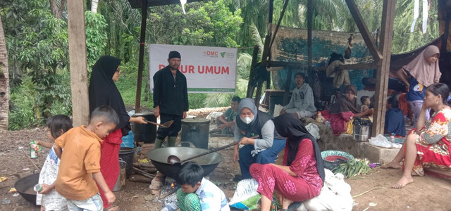 Sejumlah penyintas dan relawan dari Dompet Dhuafa Singgalang beserta DMC Dompet Dhuafa hadirkan Dapur Umum bagi penyintas gempa di Pasaman Barat, Sumatera Barat (Sabtu, 26/02)