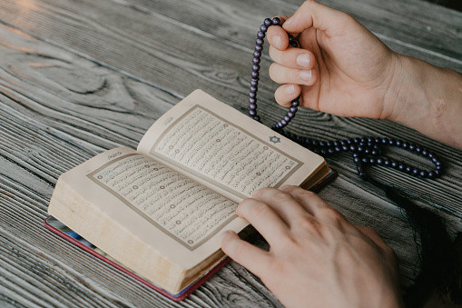 Ilustrasi amalan saat itikaf untuk meraih keutamaan. Foto. dok. edenizilhan (Unsplash.com)