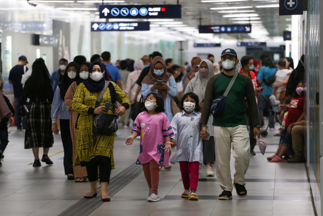 Penumpang berjalan di Stasiun MRT Bundaran HI, Jakarta, Jumat (6/5/2022).  Foto: Rivan Awal Lingga/ANTARA FOTO
