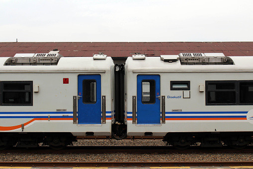 Cara beli tiket kereta api online lewat HP, Foto: Unsplash.