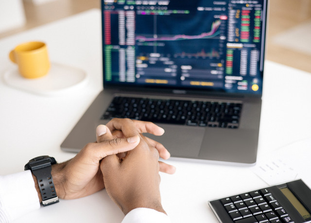 Ilustrasi menghitung nilai intrinsik saham. Foto: Pexels.com