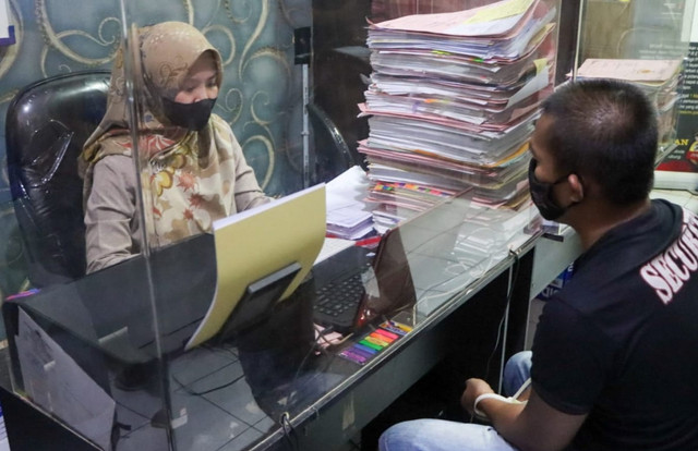 Petugas memeriksa R tersangka pencabulan anak usia di bawah umur.(Juan)