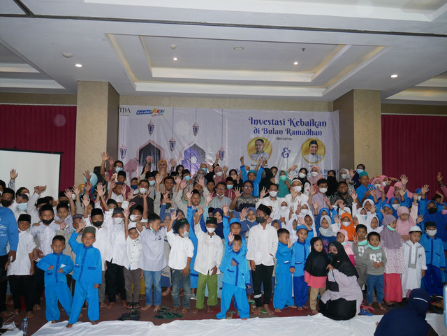 Member TDA Surabaya dan TDA Perempuan Surabaya bersama 118 anak yatim berfoto bersama usai acara.