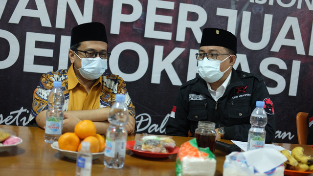 Haikal Hassan (kiri) minta maaf di kantor Repdem. Foto: Dok. Istimewa