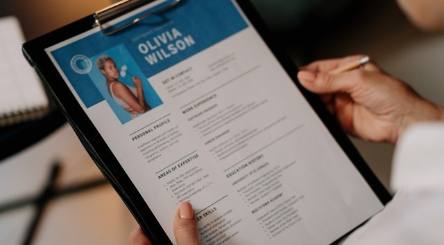 Ilustrasi membuat CV di HP format PDF. Foto: Unsplash.com