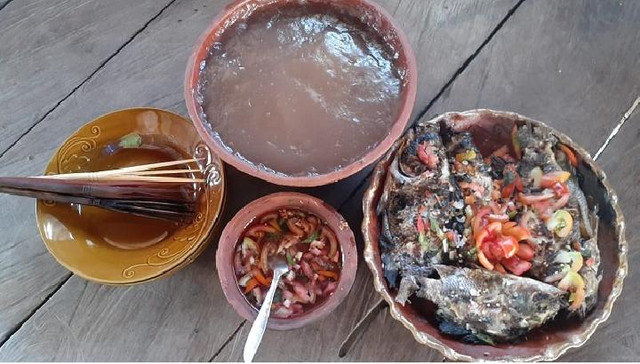 Papeda yang disantap dengan Ikan Mujair Sentani. (Foto Hari Suroto)