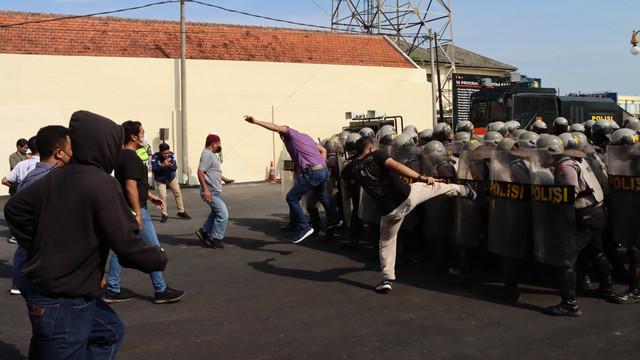 Simulasi penanganan unjuk rasa di Mapolresta Solo, Rabu (16/03/2022). FOTO: Agung Santoso
