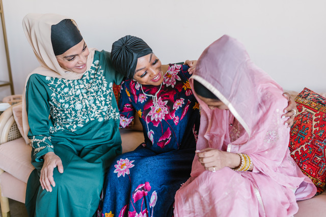Ilustrasi mengucapkan taqabbalallahu minna wa minkum saat Idul Fitri. Foto: Pexels