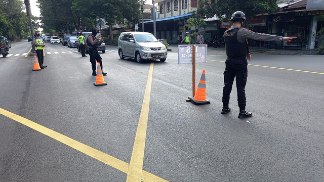 Penyekatan pemudik di pertigaan Faroka, Solo saat arus mudik Lebaran 2021. FOTO: Agung Santoso