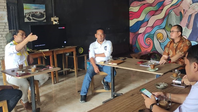 Anggota Komisi X DPR RI, Arwan Aras, saat bertemu dengan pengurus Serikat DPN Perkasa Sulawesi Barat. Foto: Dok. Istimewa