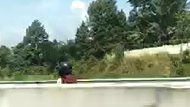 TANGKAPAN layar saat seorang emak-emak masuk jalan tol Pekanbaru-Dumai, Selasa pagi (26/4/2022). Tak hanya masuk jalan tol, perempuan yang mengendarai motor tersebut juga melawan arus kendaraan. 