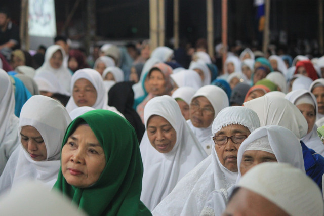 Ilustrasi mendengarkan ceramah untuk meningkatkan iman dan takwa. Foto: Unsplash