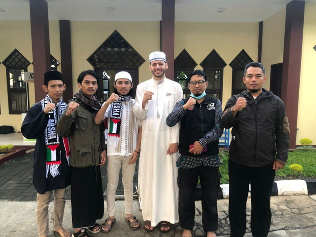 Syekh Sameh Kuhail asal Palestina Sameh Kefah Shehta Kuhail, tiba di Cimahi Pada Tanggal 15 April 2022 untuk melaksanakan acara Roadshow Syeikh Palestine di wilayah Cimahi dan Bandung barat.