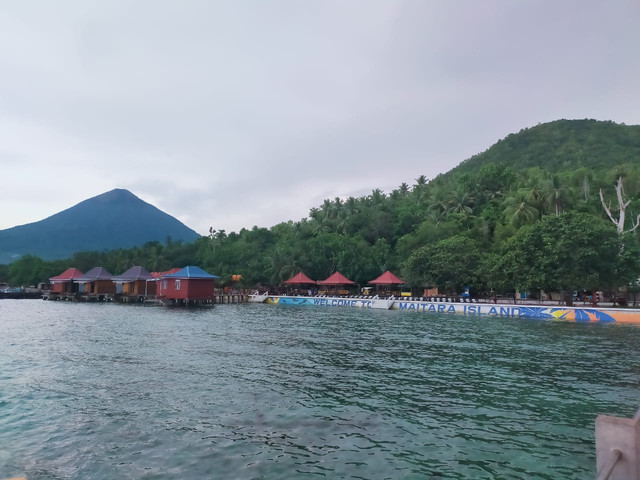 Deretan Villa dan Gazebo di Pulau Maitara, Kecamatan Tidore Utara, Kota Tidore Kepulauan, Maluku Utara. Foto: Aidar Salasa