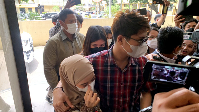 Rizky Billar dan Lesty Kejora hadir pemeriksaaan di Bareskrim Polri terkait kasus Doni Salmanan, Selasa (22/3/2022). Foto: Nugroho GN/kumparan