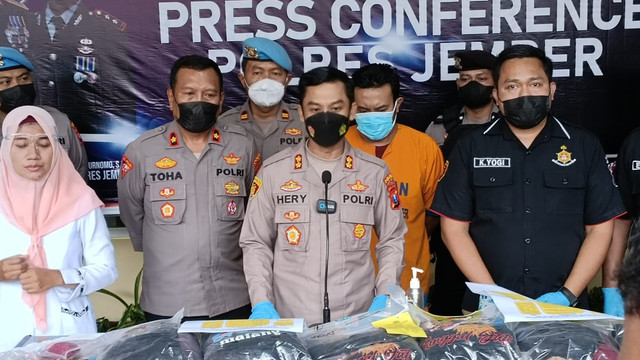 Polisi menetapkan Nurhasan, guru spiritual Tunggal Jati Nusantara sebagai tersangka ritual maut di Jember, Rabu (16/2/2022). Foto: Dok. Istimewa