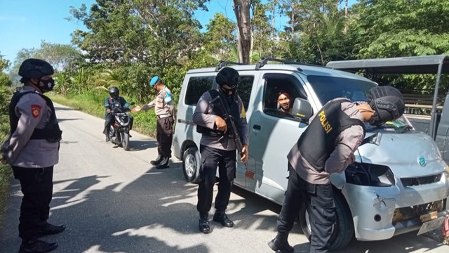 Polsek Poso Pesisir saat melakukan razia di wilayah kecamatan Poso Pesisir. Foto: Istimewa