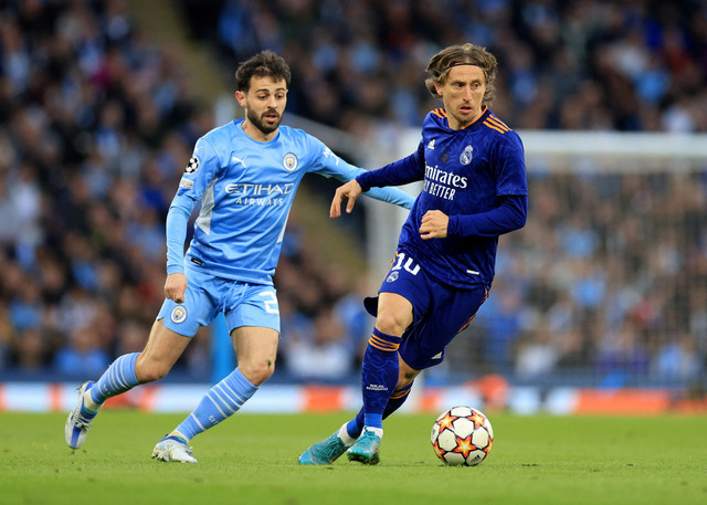Pemain Real Madrid Luka Modric duel dengan Bernardo Silva dari Manchester City pada pertandingan Semi Final Liga Champions Leg Pertama di Stadion Etihad, Manchester, Inggris. Foto: Lee Smith/Reuters