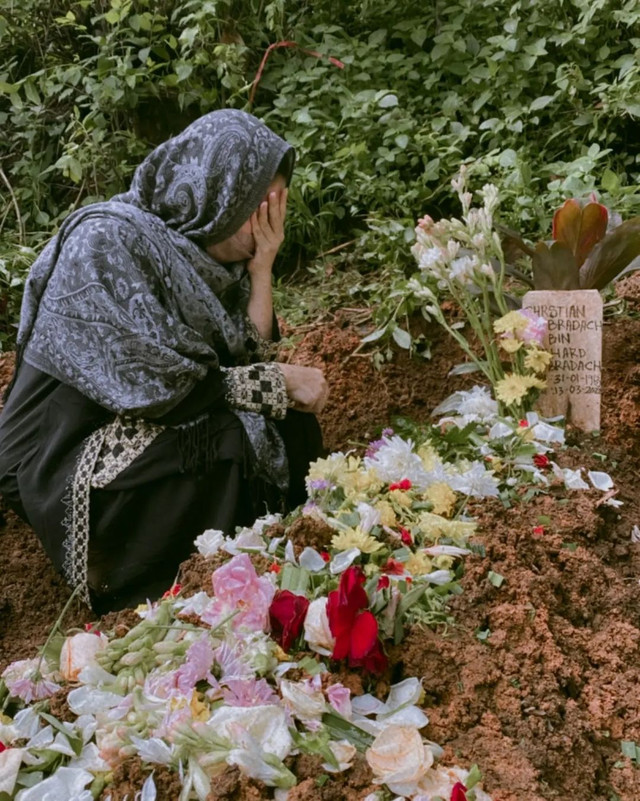 Baby Margaretha menangis di samping makam suami. Foto: Instagram/@babymargaretha1