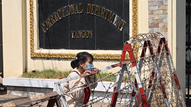 Kerabat menunggu di depan penjara Insein untuk pembebasan tahanan di Yangon, myanmar, Sabtu (12/2/2022). Foto: Stringer/AFP