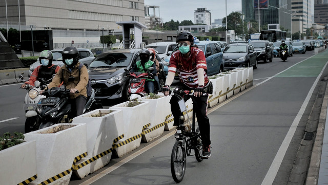 Seorang pesepeda berada di jalur sepeda di kawasan M.H. Thamrin, Jakarta Pusat, Selasa (22/3/2022). Foto: Jamal Ramadhan/kumparan