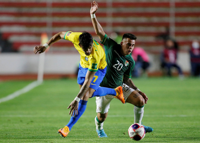 Pemain Bolivia Henry Vaca duel dengan pemain Brasil Lucas Paqueta saat kualifikasi Amerika Selatan di Estadio Hernando Siles, La Paz, Bolivia. Foto: Manuel Claure/Reuters
