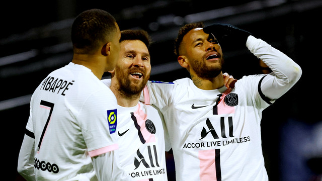 Paris St Germain Kylian Mbappe, Lionel Messi dan Neymar merayakan gol yang kemudian dianulir karena offside saat hadapi Clermont di Stade Gabriel Montpied, Clermont-Ferrand, Prancis, Sabtu (9/4/2022). Foto: Stephane Mahe/REUTERS